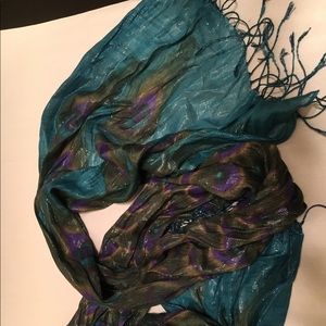 Shiny peacock print scarf with fringe